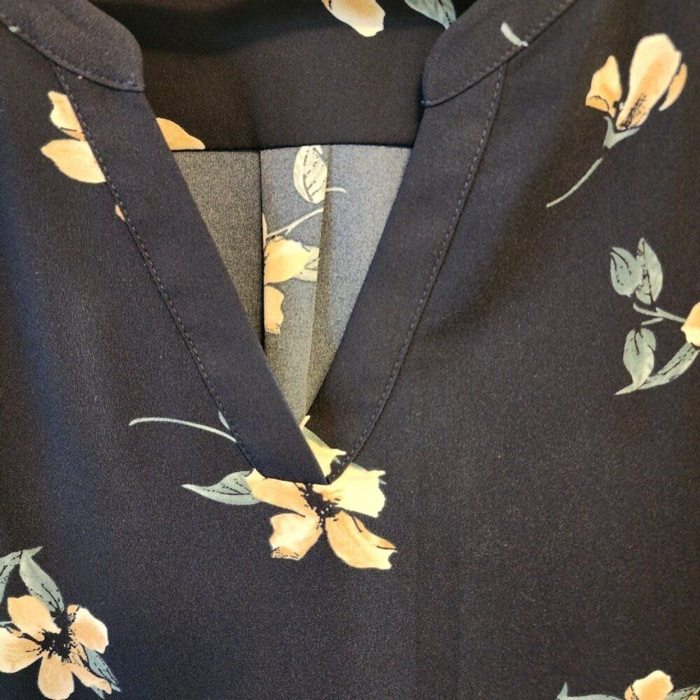 HILARY RADLEY SIZE LARGE DARK NAVY TOP WITH FLORAL PATTERN SHORT SLEEVE - Picture 4 of 11